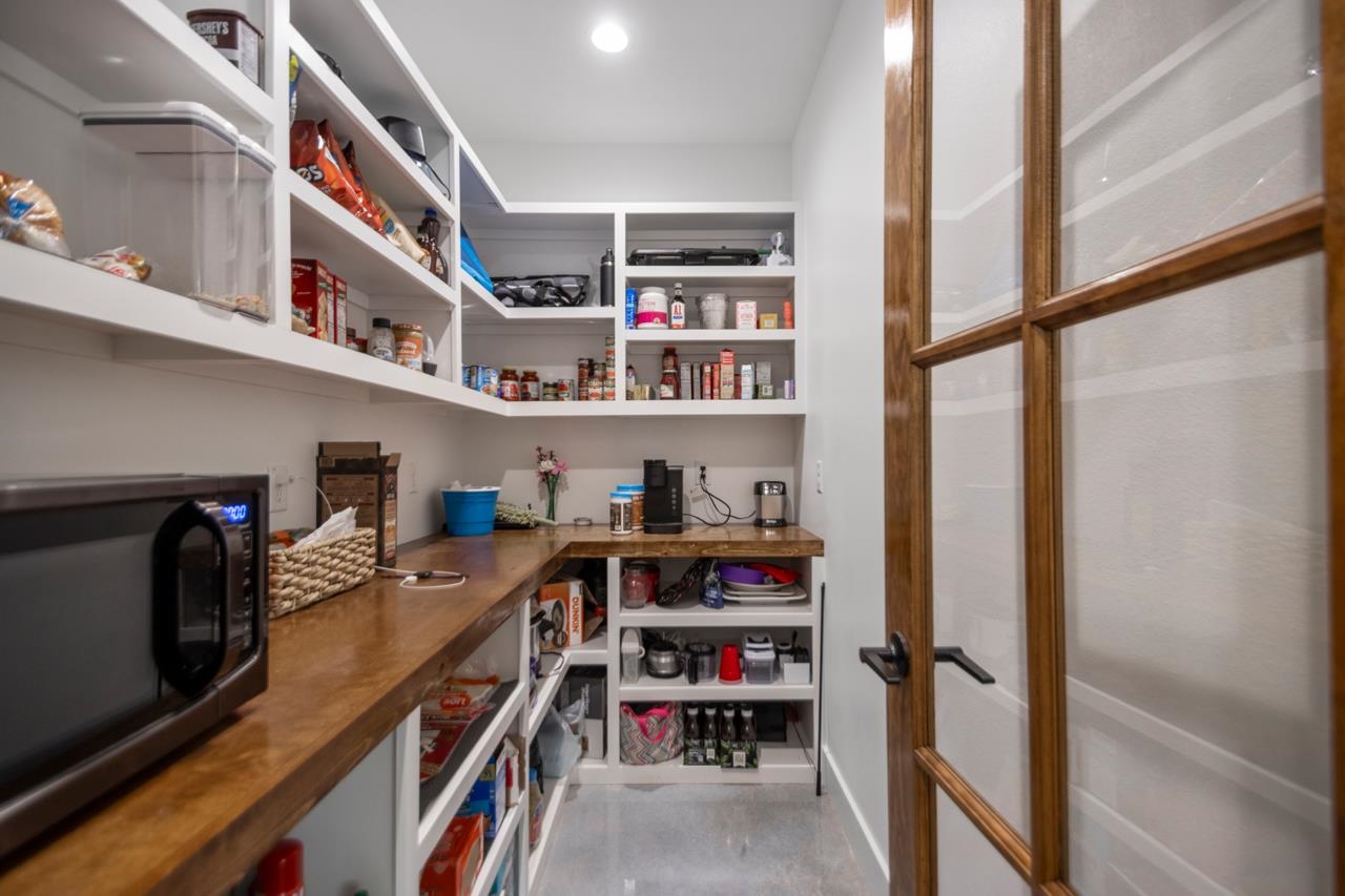 WHITE OAK MANOR - Residential