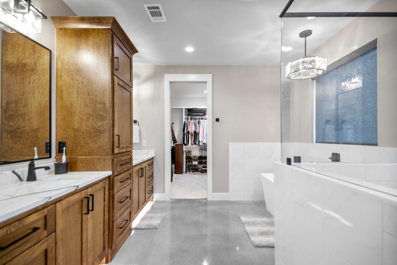 WHITE OAK MANOR - Residential