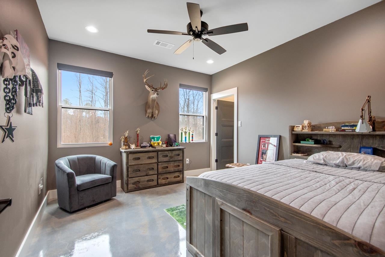 WHITE OAK MANOR - Residential