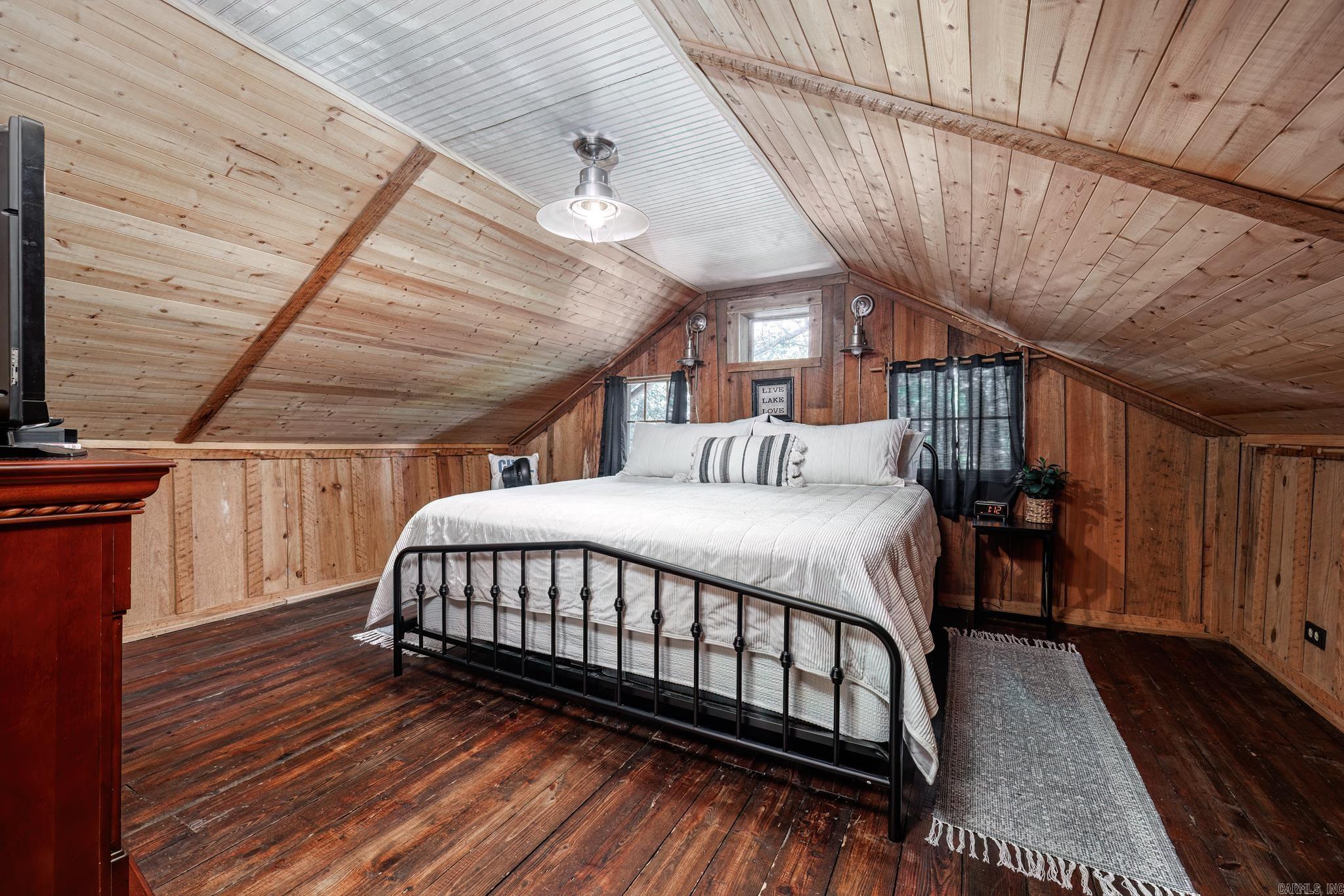 LAKE WOOD HOMES - Residential