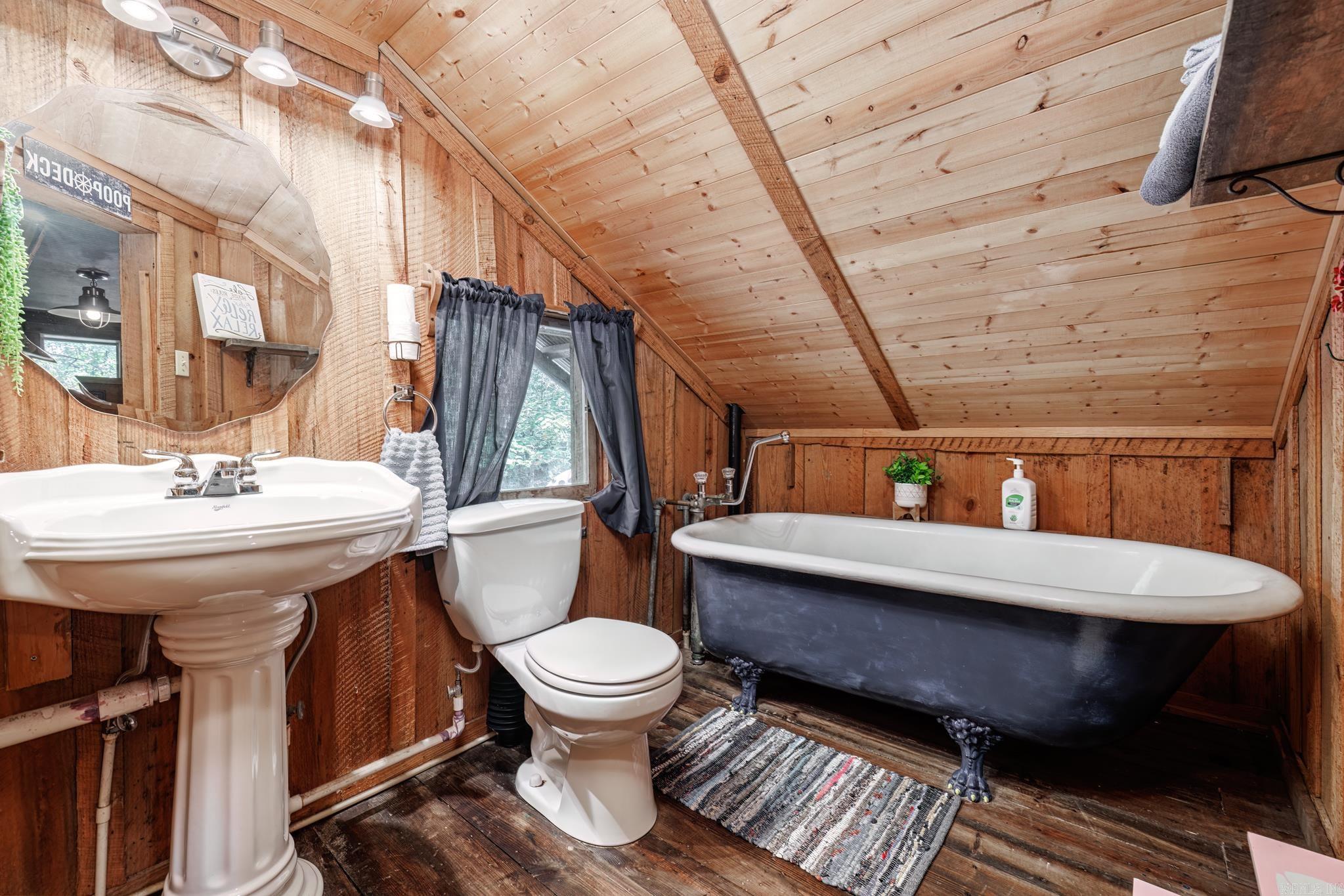 LAKE WOOD HOMES - Residential