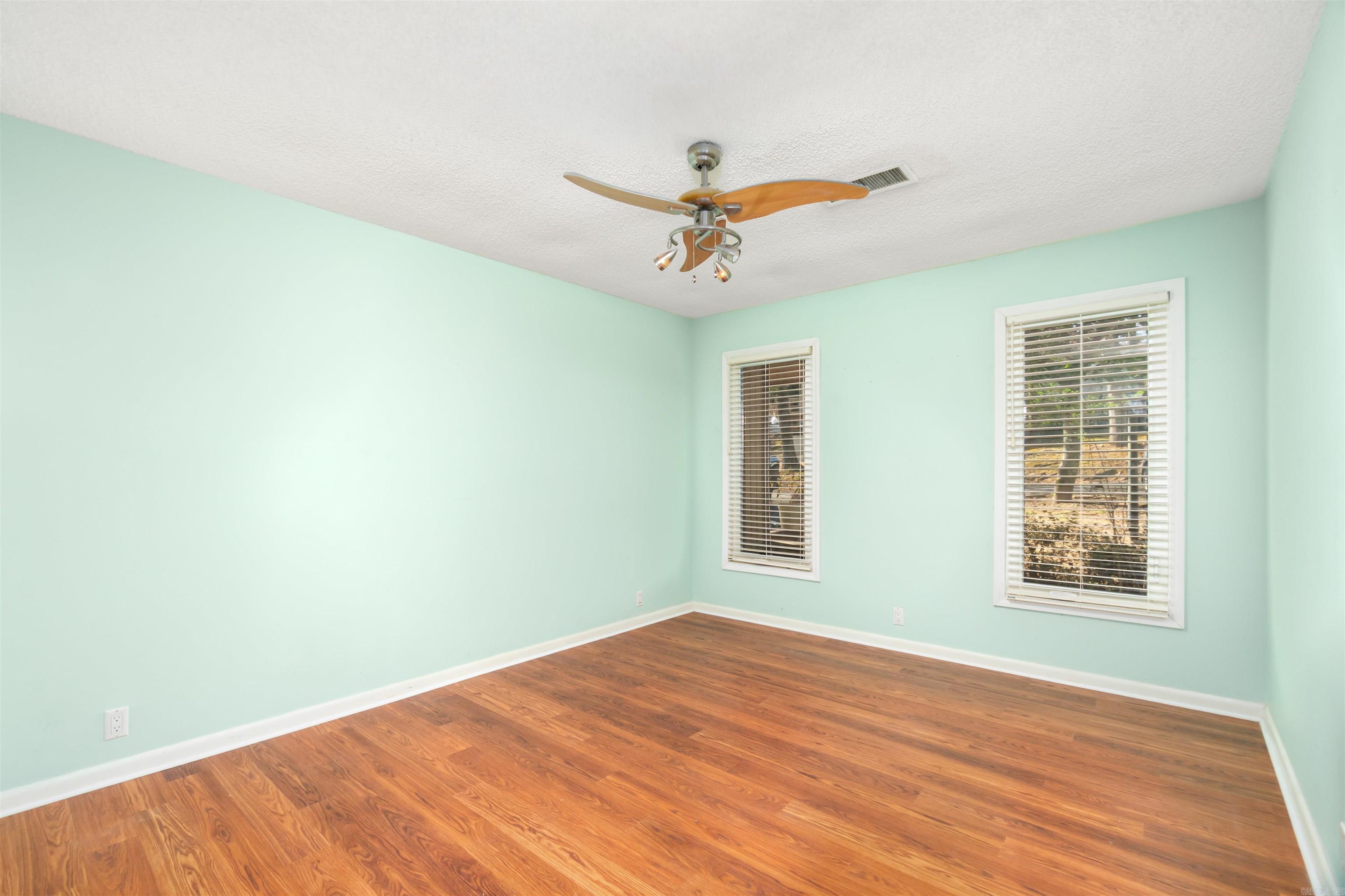 VALENCIA COURTS - Residential