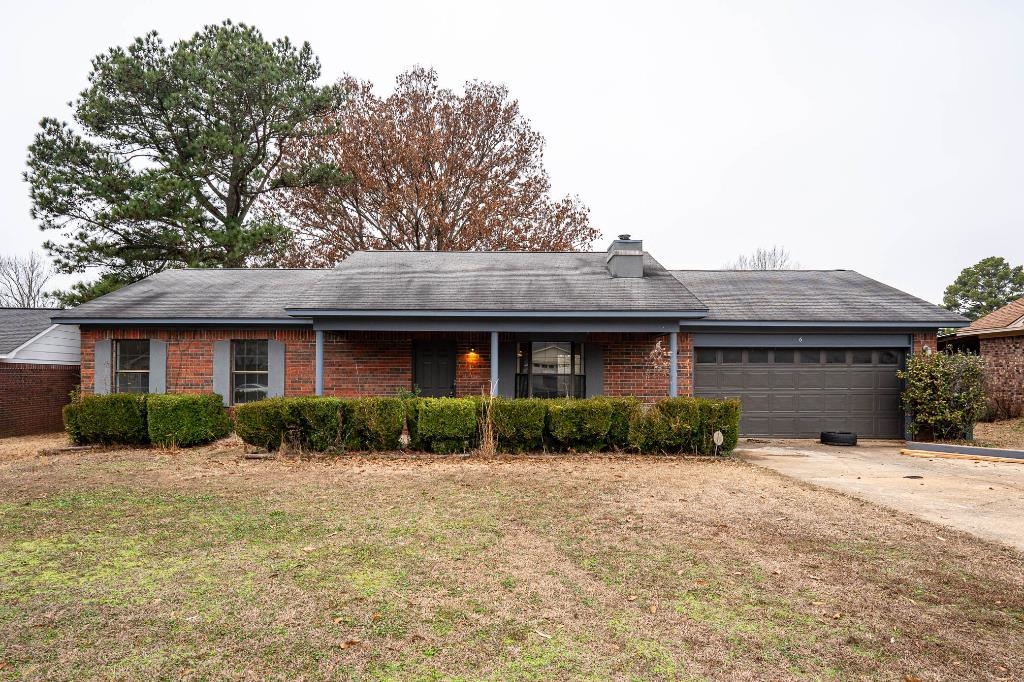FANTASTIC 3 BED 2 BATH HOME. THIS HOME FEATURES FRESH PAINT, NEW LVT, STAINLESS APPLIANCES, AND MUCH MORE. SUPER CLEAN AND MOVE IN READY!