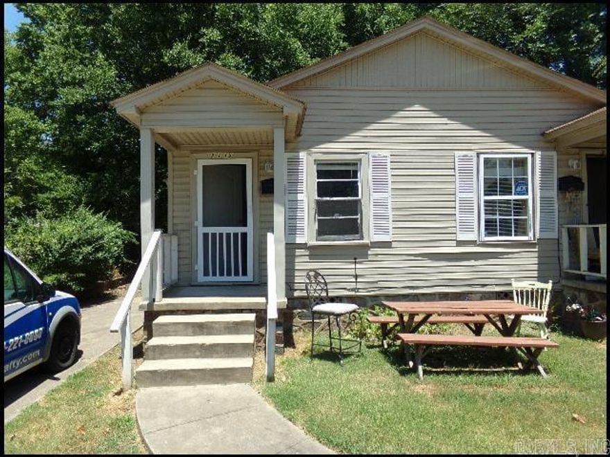 *NORTH LITTLE ROCK* CUTE DUPLEX IN LASKERS 2ND SUBDIVISION!! This 2 Bedroom And 1 Bathroom Unit Features 672 Sqft! Gas Range Provided In Kitchen! Washer/Dryer Hookups! Fenced Backyard! Pad For Parking!! PET FRIENDLY!! AVAILABLE NOW!!! <a href='https://raineyrealty.com/virtualtour.php?r=lVu64N'> Click here for a 360° Virtual Tour</a>