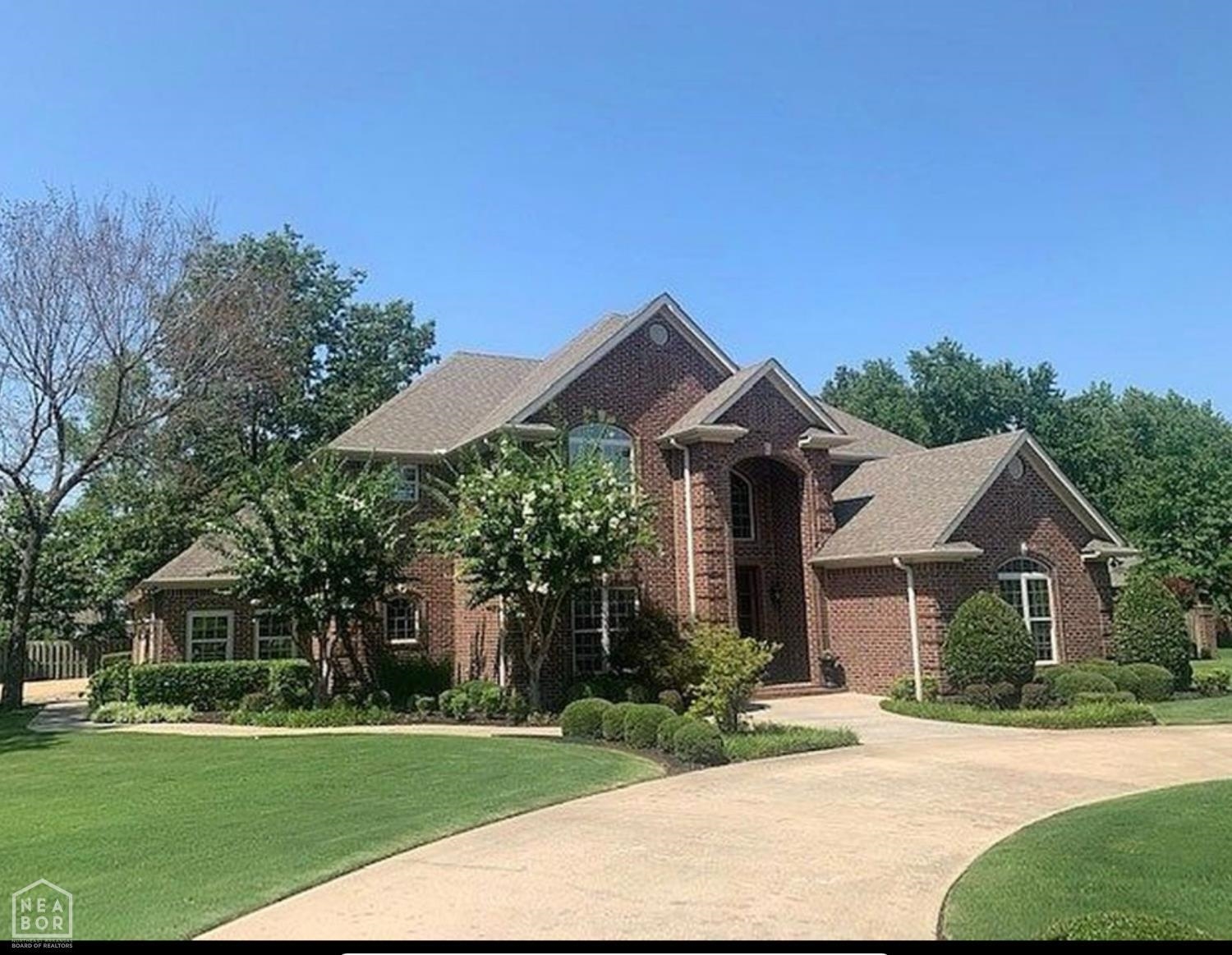 Incredible 4 bedroom 5 bath 2 story home in Dunwoody
