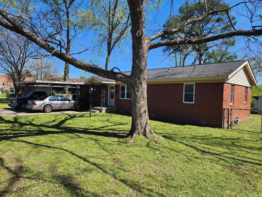 Nice well maintained 3 bed, 2 bath house in the center of Searcy. Flat painted ceilings, large kitchen with lots of cabinets that includes refrigerator. Separate laundry, hardwood floors except in one room & tile floors in the baths & kitchen. Fenced in back yard with storage building.