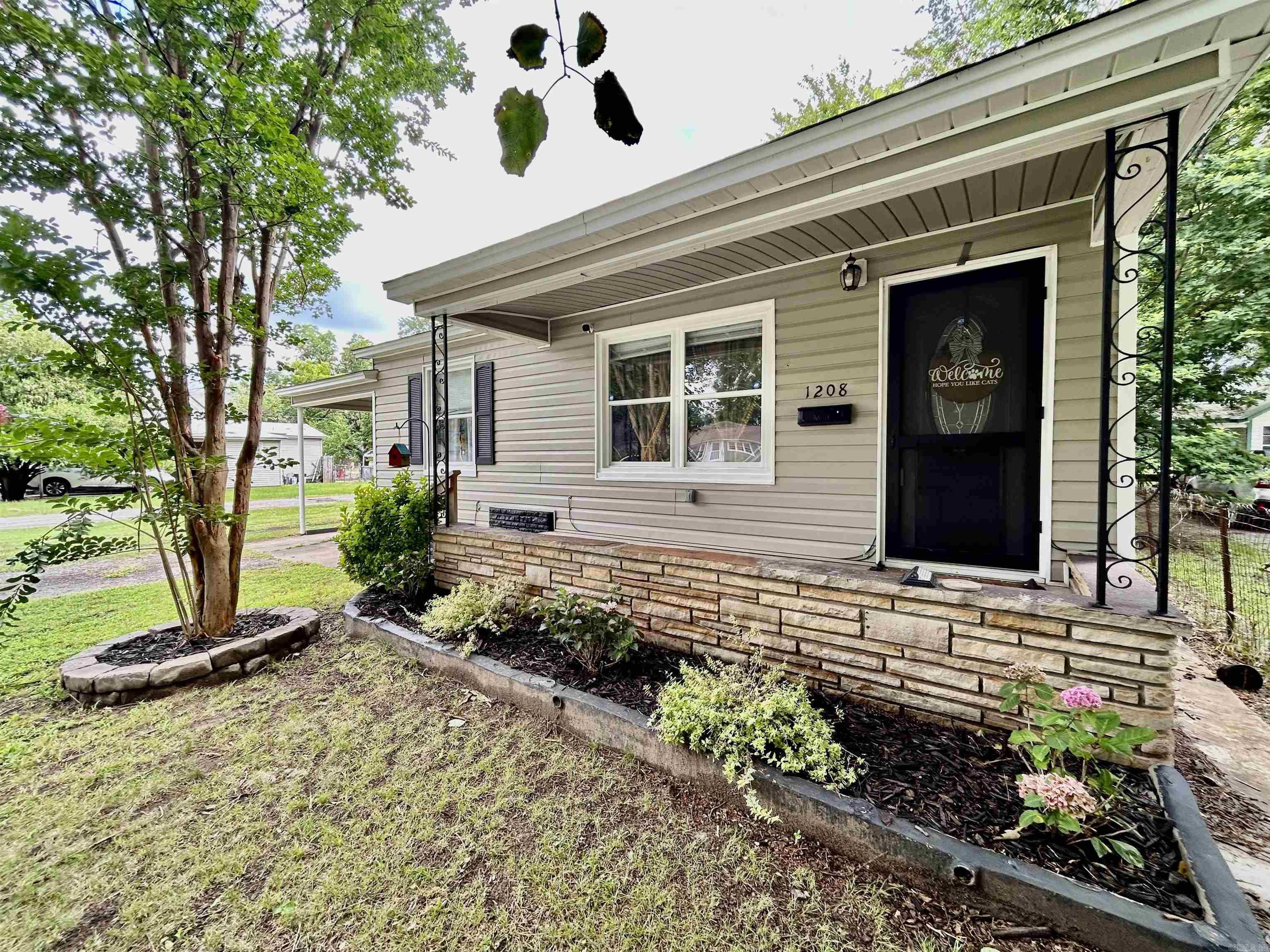 1208 N Front St in Dardanelle, Arkansas, is a charming single-family home featuring 2 bedrooms and 1 bathroom within a 960 sq ft layout. Situated on a corner lot, this property offers a fenced backyard and a welcoming front porch. Notable updates include a new roof and air conditioning system (2020) installed in 2018, and a water heater replaced in 2021. The home is conveniently located just a short walk from the Arkansas River and downtown Dardanelle, providing easy access to local amenities