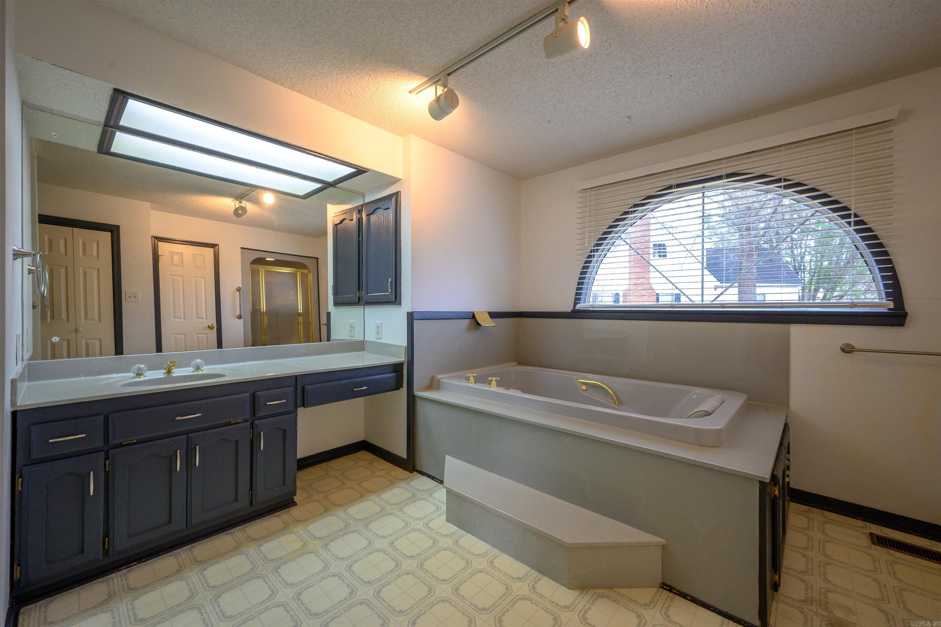 RIVER OAKS - Residential