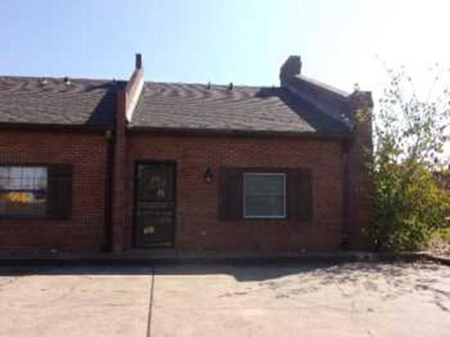 2 bedroom and 2 bath condo located near shopping, banking, and restaurants.