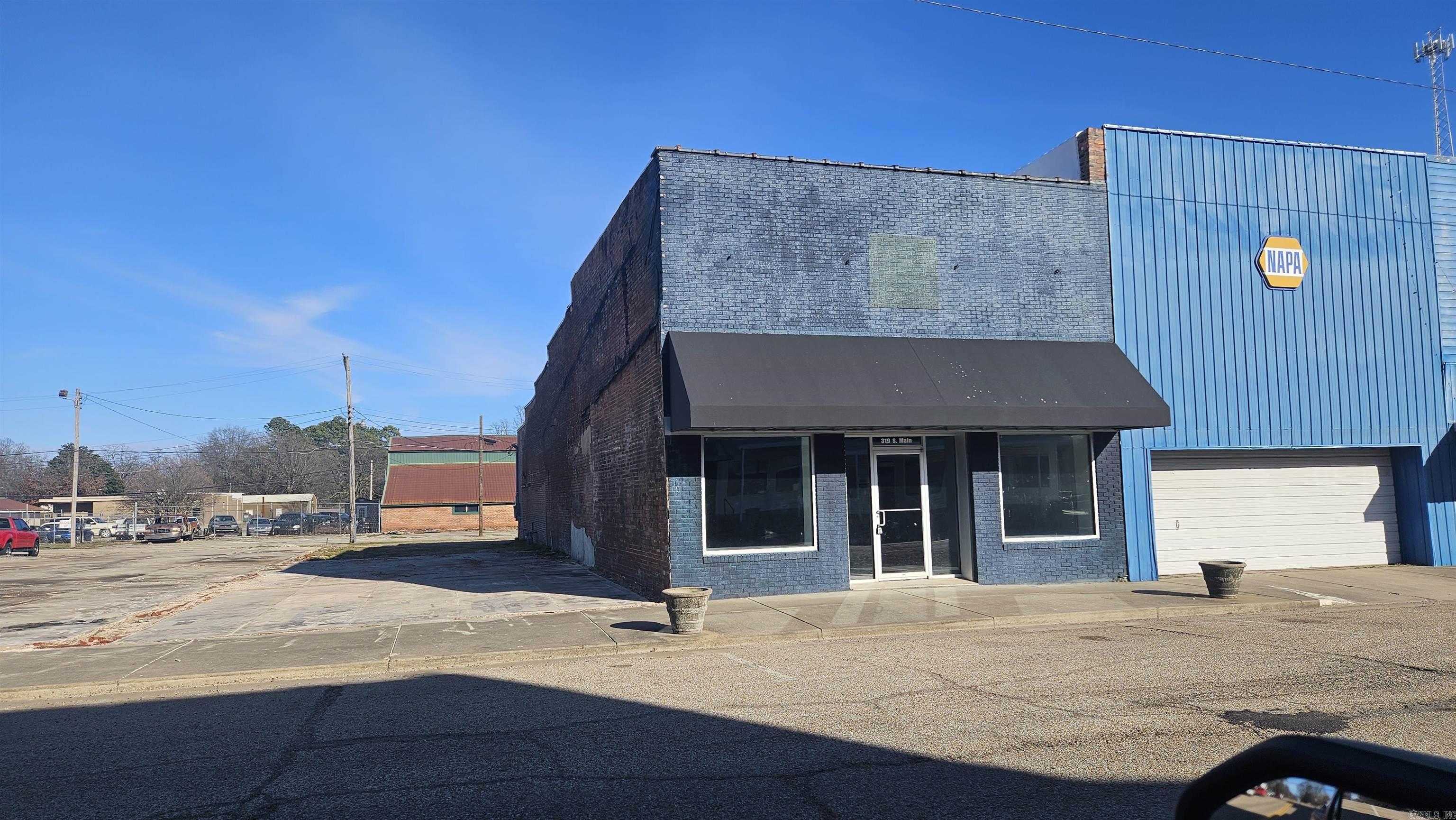 Main image without alt text