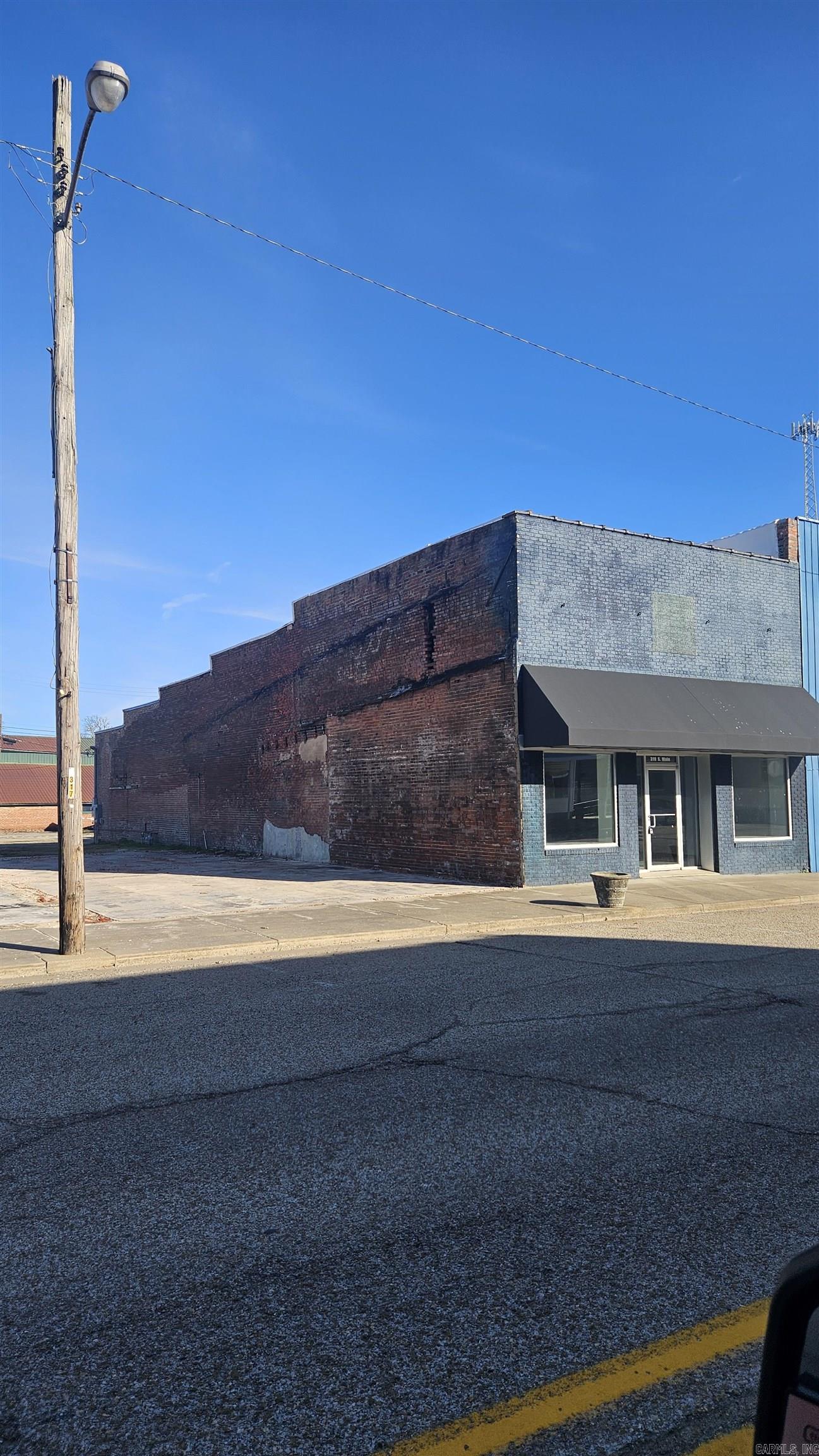 Main image without alt text