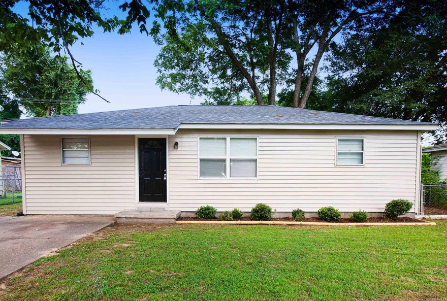 Great 3BD in Little Rock close to the airport. The lease for this property is for 18 months and income has to be three times the amoount of rent unless you have a housing voucher.
