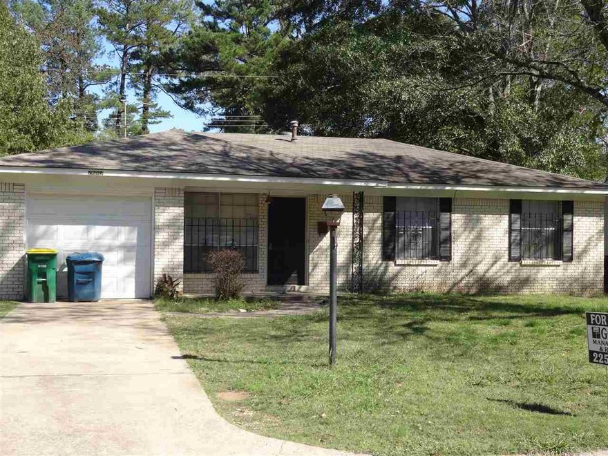 This 3 bedroom house has carpet throughout. The kitchen comes equipped with an electric stove and oven, dishwasher and refrigerator. There is a separate living room and separate dining room, laundry room, 3 bedrooms and 1 1/2 baths. There are mini blinds and ceiling fans as well as central heat and air and washer/dryer connections. The house has a 1 car garage and a level backyard which is fenced. There is also a patio. Tenant is responsible for yardwork and payment of water, electric and gas.