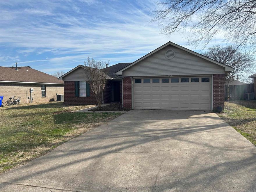 Great home for first time home buyer or investor. 3 bedrooms and 2 baths with a split floor plan. Fenced backyard. Hot water heater replaced in 2023. SEE AGENT REMARKS