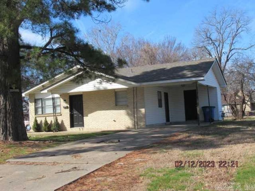 Cute 4BD/1.5BA in North Little Rock that is waiting for you to call home. This property is managed by Hoffman Team so beware of scammers - we will never ask you to Cashapp us money. The lease for this property is for 18 months to 2 years with a 3% increase after the first year. Income must be 3x the amount of rent. Deposit, first month’s rent, and the $50 administration fee due before move in. This property does not accept section 8.