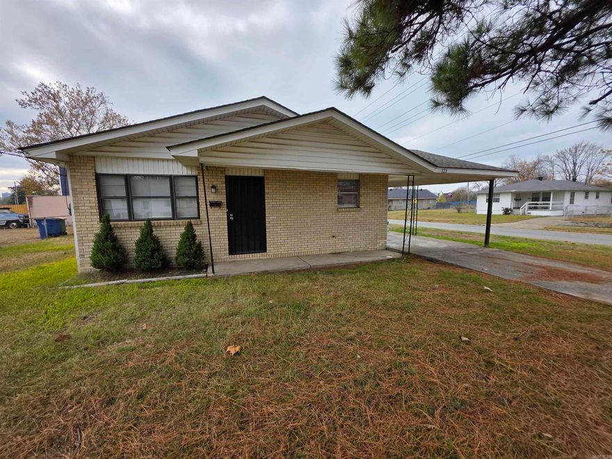 Cute 4BD/1.5BA in North Little Rock that is waiting for you to call home. This property is managed by Hoffman Team so beware of scammers - we will never ask you to Cashapp us money. The lease for this property is for 18 months to 2 years with a 3% increase after the first year. Income must be 3x the amount of rent. Deposit, first month’s rent, and the $50 administration fee due before move in. This property does not accept section 8.