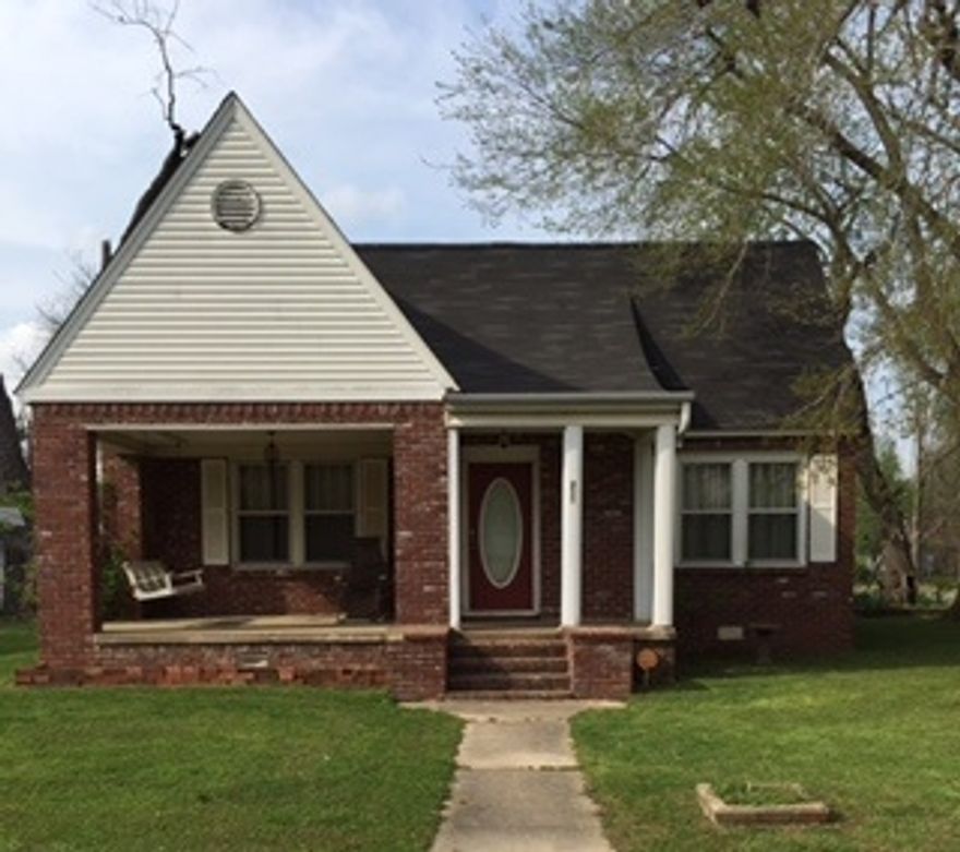 Nice 2BR/2BA home on corner lot. Bedrooms are very large, 10' ceilings, security system, heating unit is less than three years old, roof is only a year old, pantry and lots of storage.