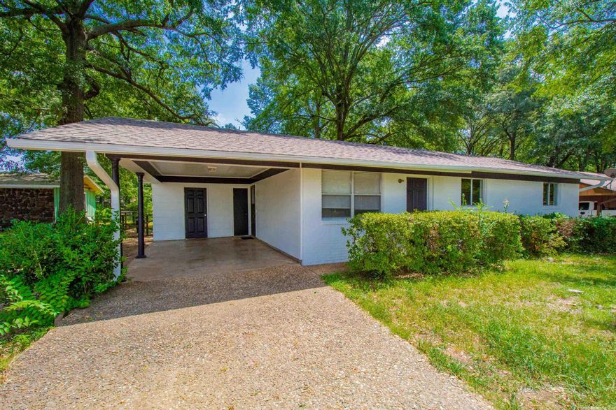 Cute and recently remodeled 3BR in Jacksonville close to shopping, dining, and much more! Living room leads to an eat-in-kitchen with a new backsplash and countertops. Perfect space for enjoying time with friends or family. Stylish barn doors leading to a bonus room with lots of windows. Covered back patio that is great for hosting and a large yard with plenty of space for kids or pets. Ceiling fans throughout. This place won’t last long! Come check it out today! Income has to be 3x the amount of rent. NO SECTION 8.