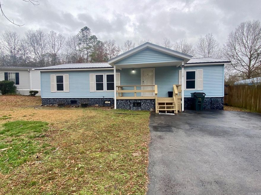 Newly renovated 3 bedroom, 2 bathroom mobile home with a fully fenced backyard in Hummingbird Estates. All new flooring through out, kitchen appliances, spacious rooms, enclosed sun room, large deck, and storage shed. This home is move in ready. POA maintains the common areas including a sewer system, street lights, and mail station. Subdivision includes a huge stock pond exclusive to Hummingbird Estates residents. Minutes from Lake Hamilton and Lake Ouachita.