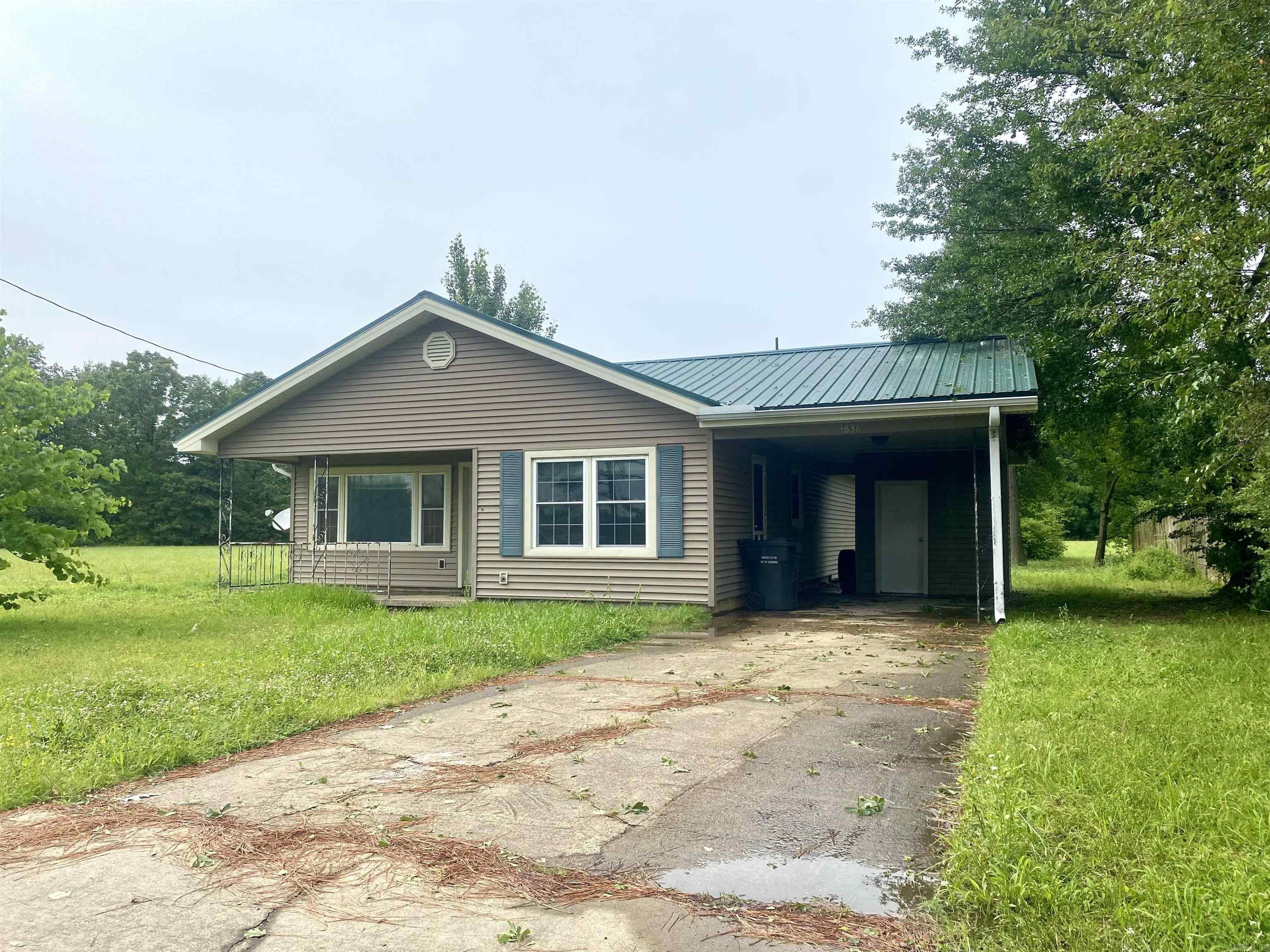 This 3 bed 1 bath is the perfect opportunity for any first time home buyer or investor looking to expand their portfolio. This home has new HVAC, siding, and flooring. Located near the interstate making it convenient to travel anywhere in Jonesboro.