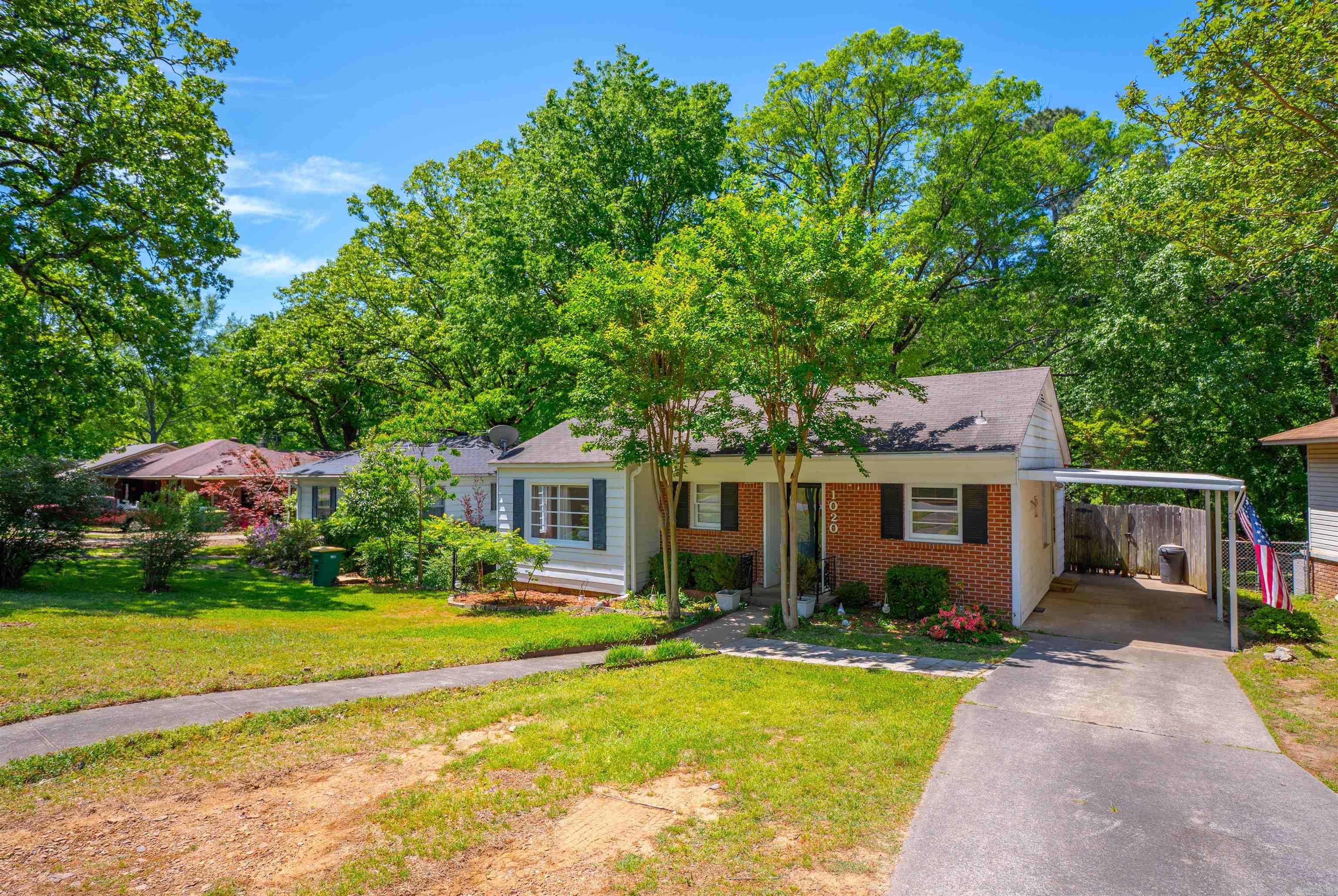 Welcome to this charming 2-bedroom, 1-bath home nestled in the heart of desirable Kingwood Place! Perfectly blending comfort and convenience, this cozy residence offers a spacious, scenic backyardāideal for weekend gatherings, morning coffee, or simply unwinding under the trees. Inside, youāll find a bright and welcoming living space with thoughtful touches throughout. Whether you're a first-time buyer, downsizing, or looking for a great investment, this home offers the perfect opportunity to enjoy the lifestyle youāve been dreaming of. Located just minutes from all the vibrant food, shopping, and entertainment options the Heights has to offerāyouāll never be far from your favorite local spots. Donāt miss out on this cute and cozy gem. Schedule your showing today!
