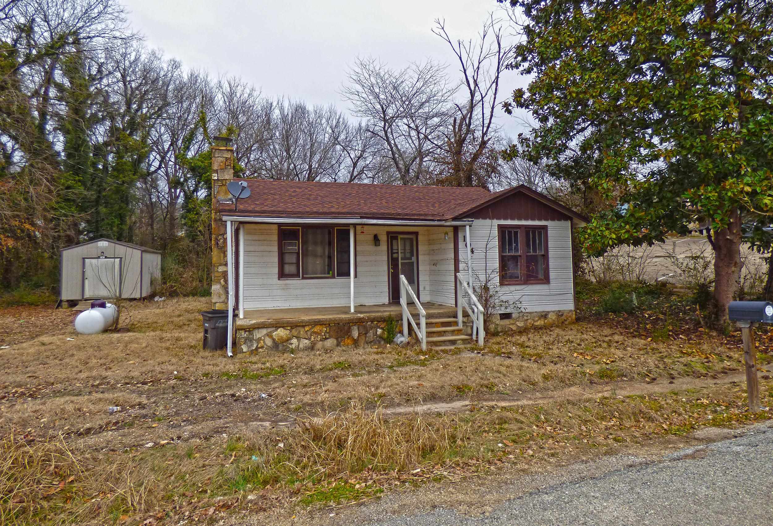 Great Location! This house is on a flat lot close to a grocery store and several restaurants in Hardy. Has 2 bedrooms, full bath, living room with a wood burning fireplace, kitchen, and backyard that's partially fenced. This would be a great weekend get away or rental with it's location.