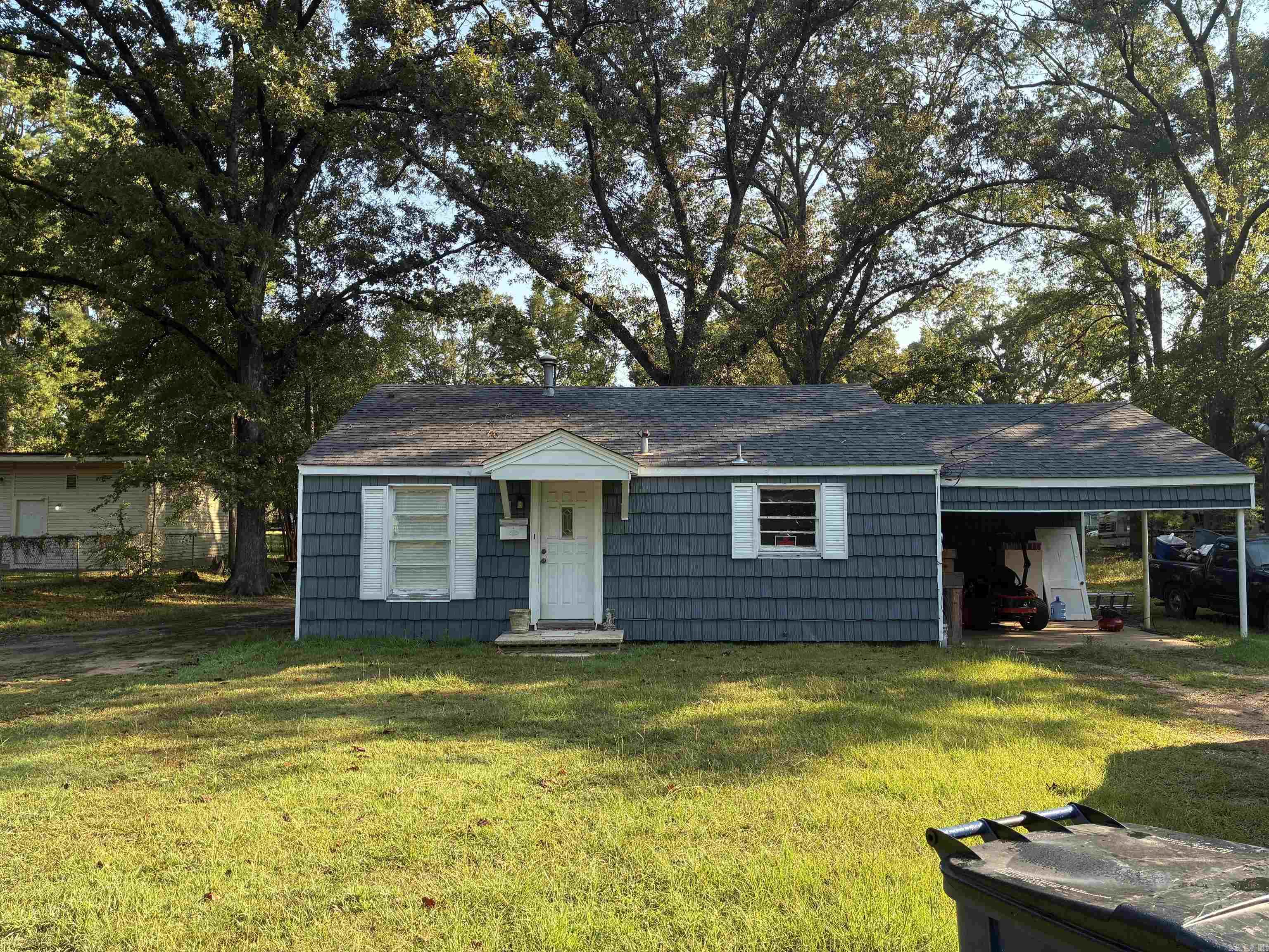 Investor special. 2br/1ba with larger lot.
