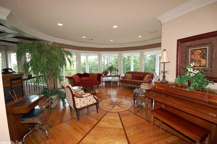 Falcon Crest - Residential