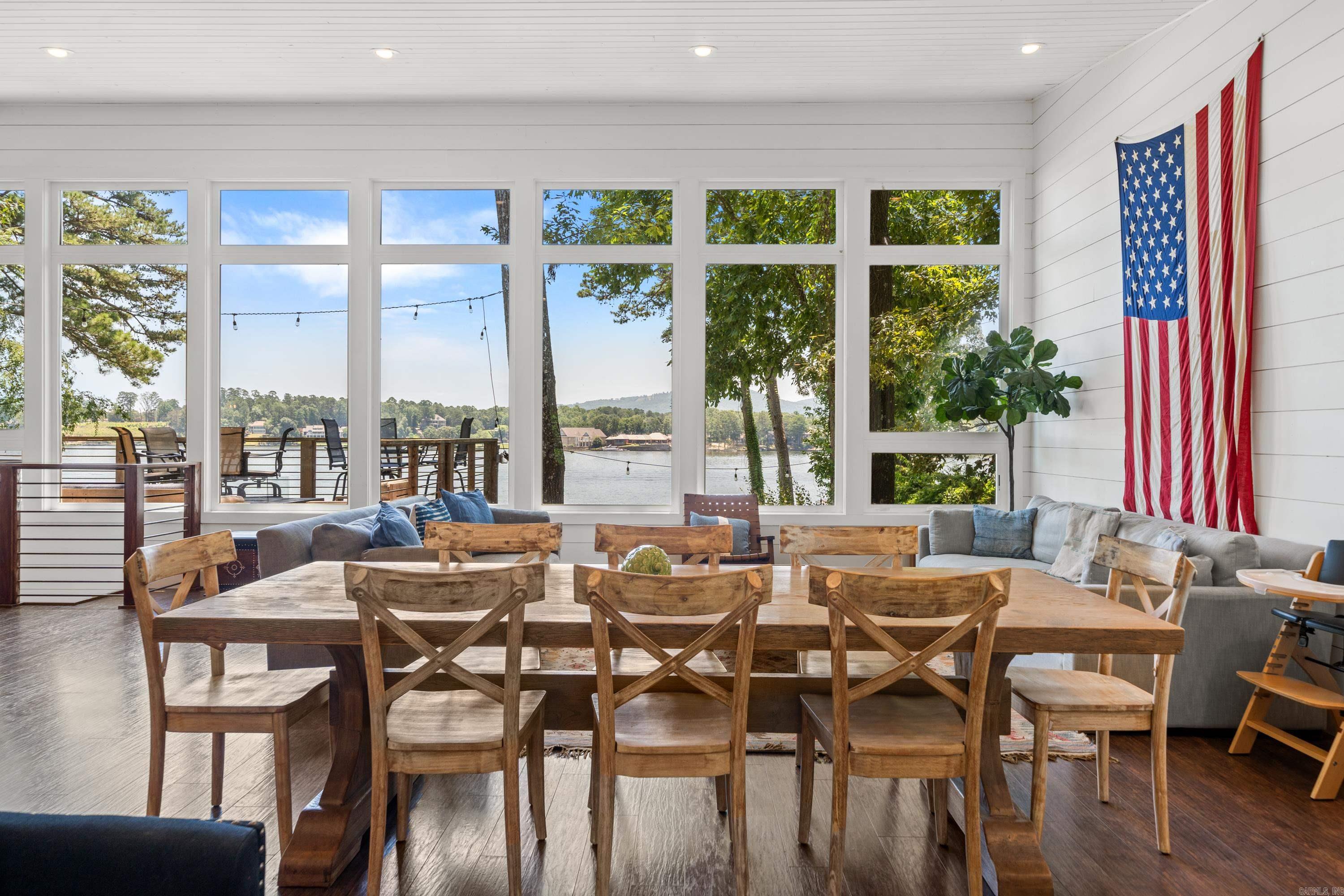 LAKE VIEW - Residential