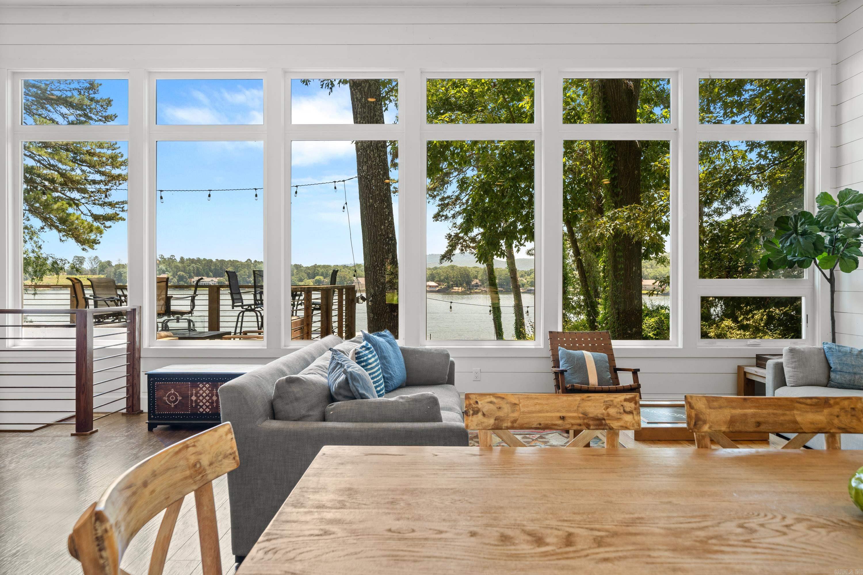 LAKE VIEW - Residential