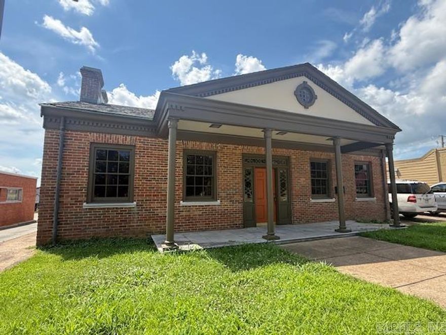 CREATE AN OPPORTUNITY! SPACIOUS commercial building with over 3000 square feet that is within walking distance to MAIN STREET. Previously occupied as a bank, (2) vaults still remain and will convey. Need a building that will provide ample space for multiple offices and has a break room with kitchenette? LOOK NO FURTHER! With College Street frontage, this location could be perfect various businesses. PROFITABLE INVESTMENT for the ENTERPRISING PERSON!