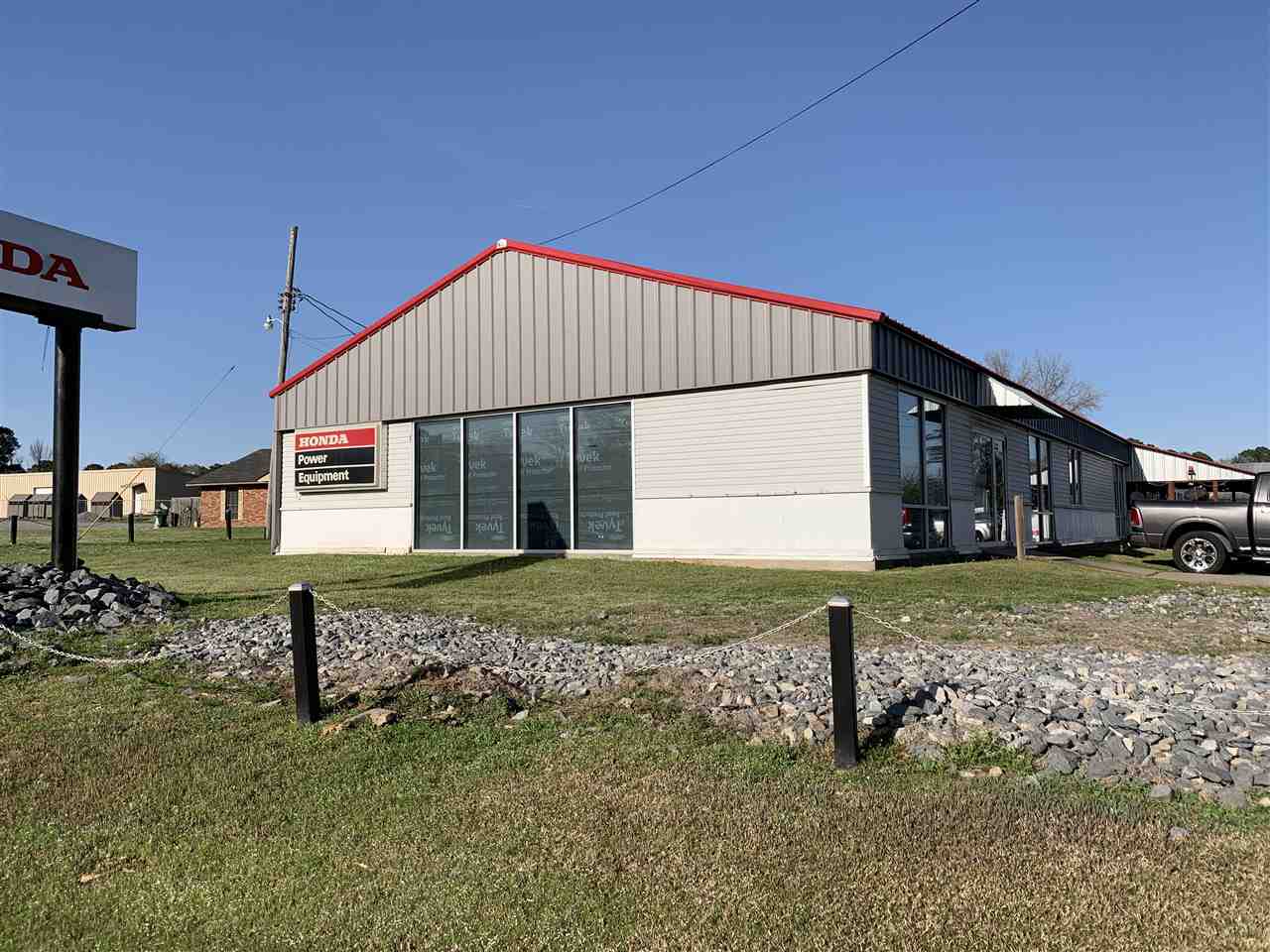 Great investment property that includes 144 storage units, a six unit strip mal, building and showroom, shop/warehouse area and a restaurant. This area has a high traffic volume and would be a great business opportunity.