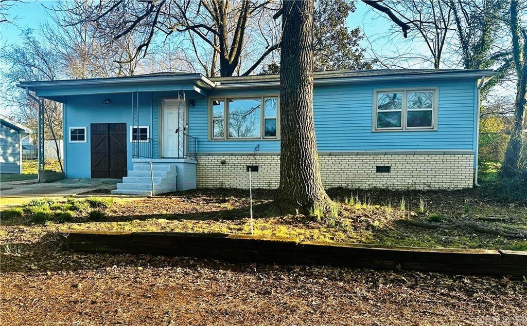 This 2-bedroom, 1.5-bath home is an excellent choice for a first-time buyer or anyone looking to simplify without giving up space. In addition to the two bedrooms, youāll love the large bonus roomāideal for a home office, workout space, or extra storage. The layout is designed for easy living, with a functional kitchen, comfortable living area, and a half bath for guests. Everything you need, without wasted space.