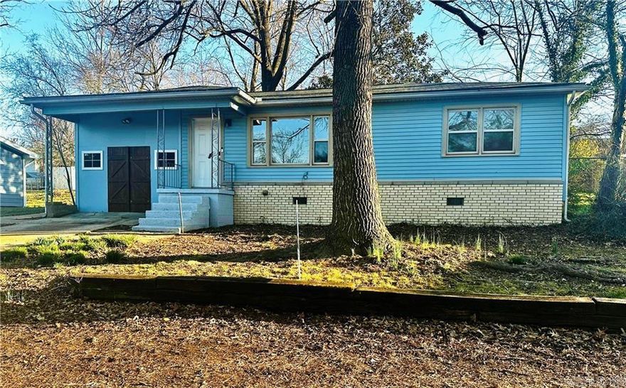 This 2-bedroom, 1.5-bath home is an excellent choice for a first-time buyer or anyone looking to simplify without giving up space. In addition to the two bedrooms, you’ll love the large bonus room—ideal for a home office, workout space, or extra storage. The layout is designed for easy living, with a functional kitchen, comfortable living area, and a half bath for guests. Everything you need, without wasted space.