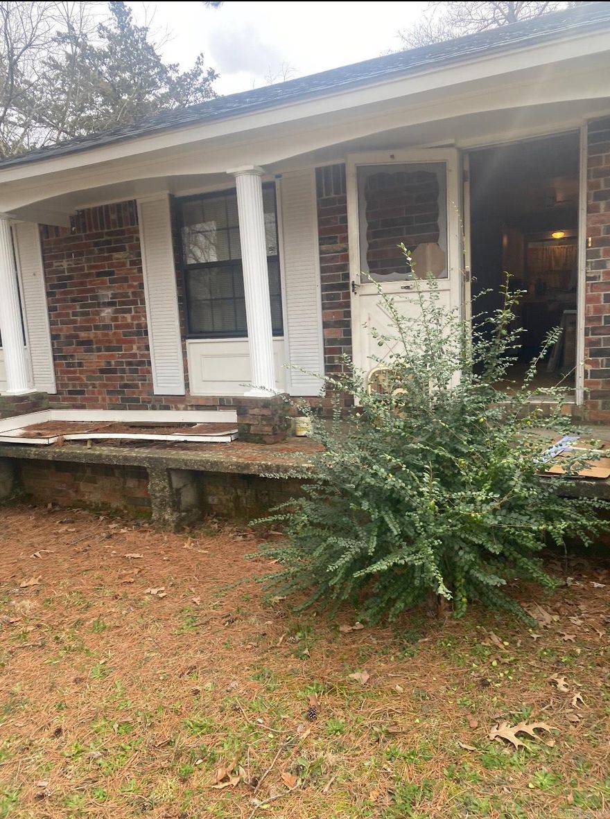 Nice hoem in a quite subdivison 1 mile to the boat dock and a 1.4 miles to sandy beach. Needs some TLC