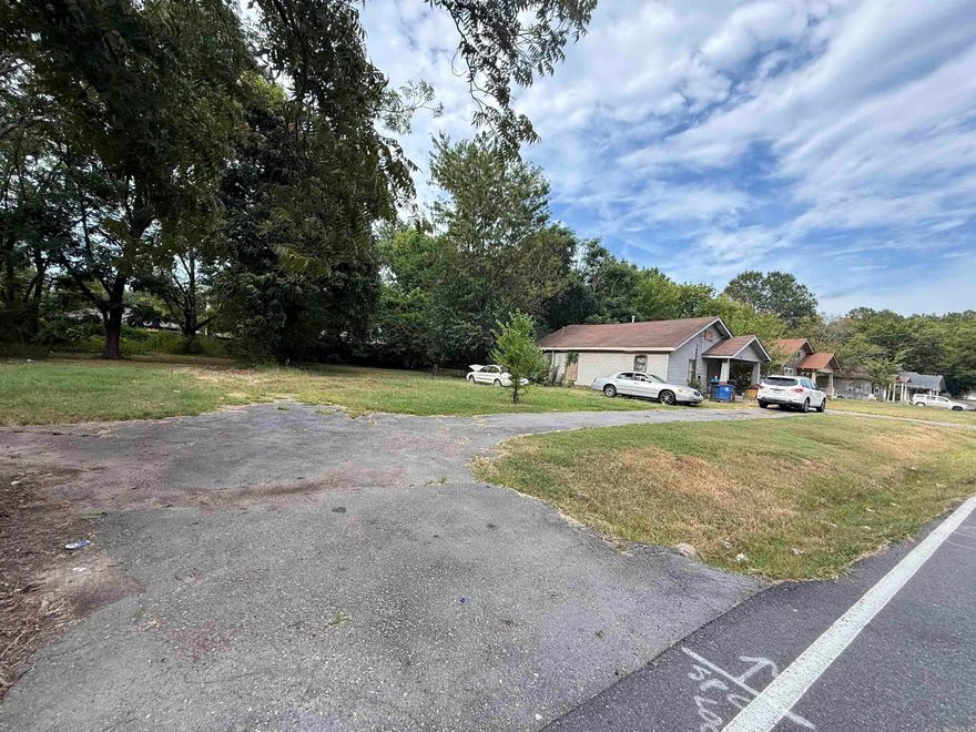 Investors & developers—this one’s calling your name! This package includes a 2-bedroom, 1-bathroom home at 617 W. 22nd St. ready for a full renovation or tear-down plus three vacant lots right next door. House is tenant occupied DO NOT DISTURB TENANTS PLEASE. Prime location just steps from North Little Rock High School and minutes to downtown.