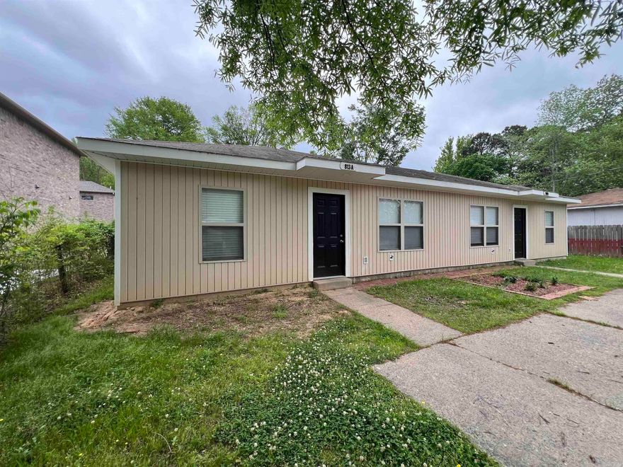 2 bedrooms and 1 bath. This one even has laundry rooms on each side! Plenty of parking spaces too! Very convenient to shopping, hospital and freeway, so easy commute! Easy access to LRAFB!