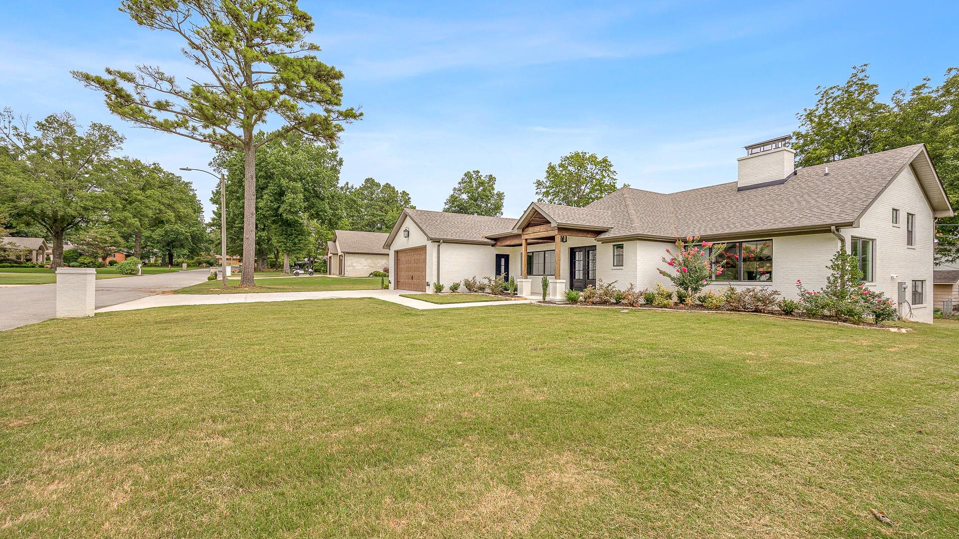 COUNTRY CLUB - Residential