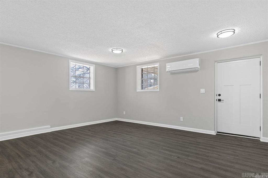 Beautiful Lakeview - Residential Lease