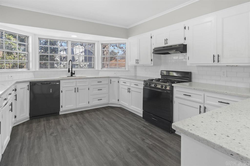 Beautiful Lakeview - Residential Lease