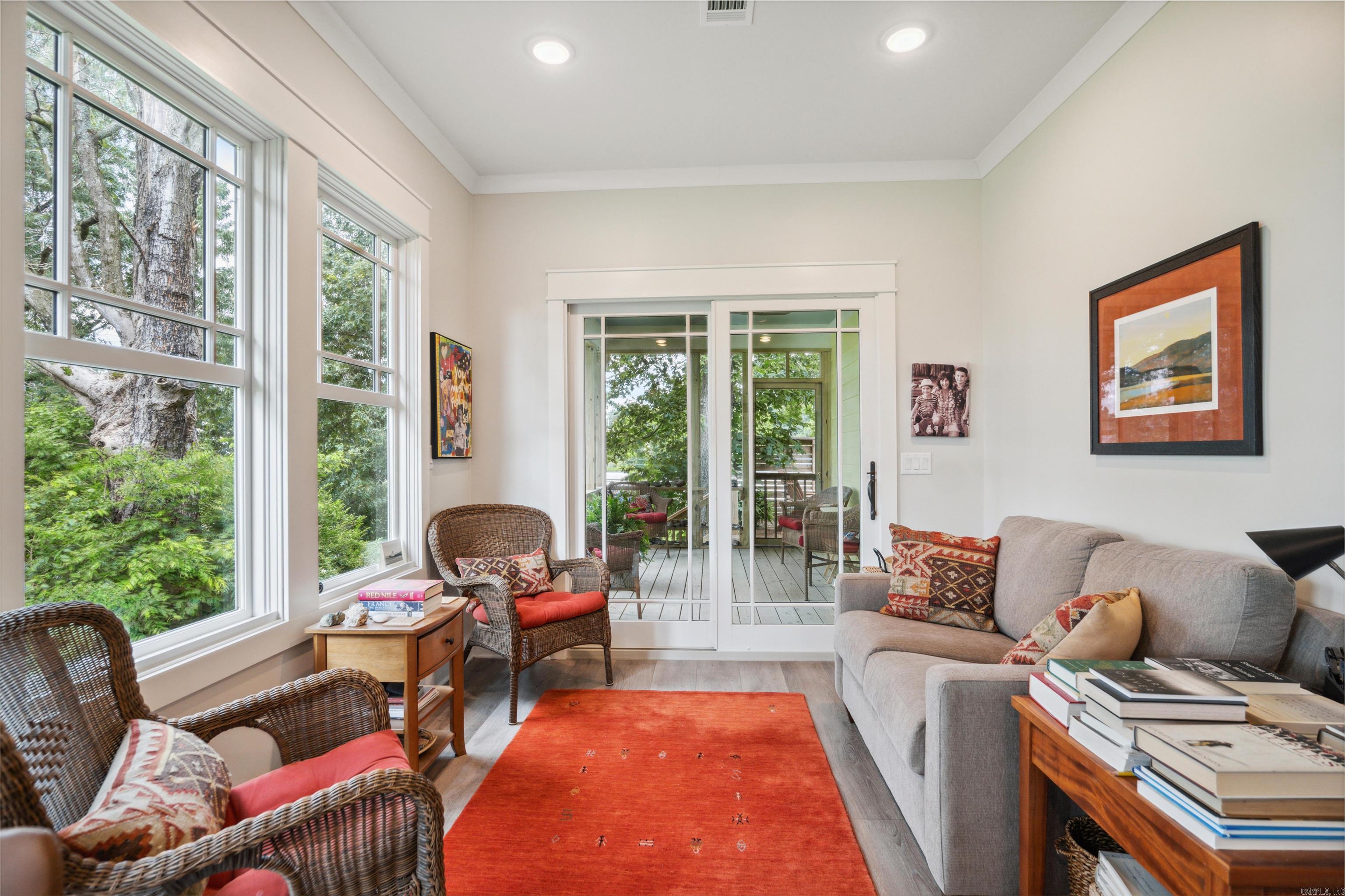 EAST BROADWAY - Residential