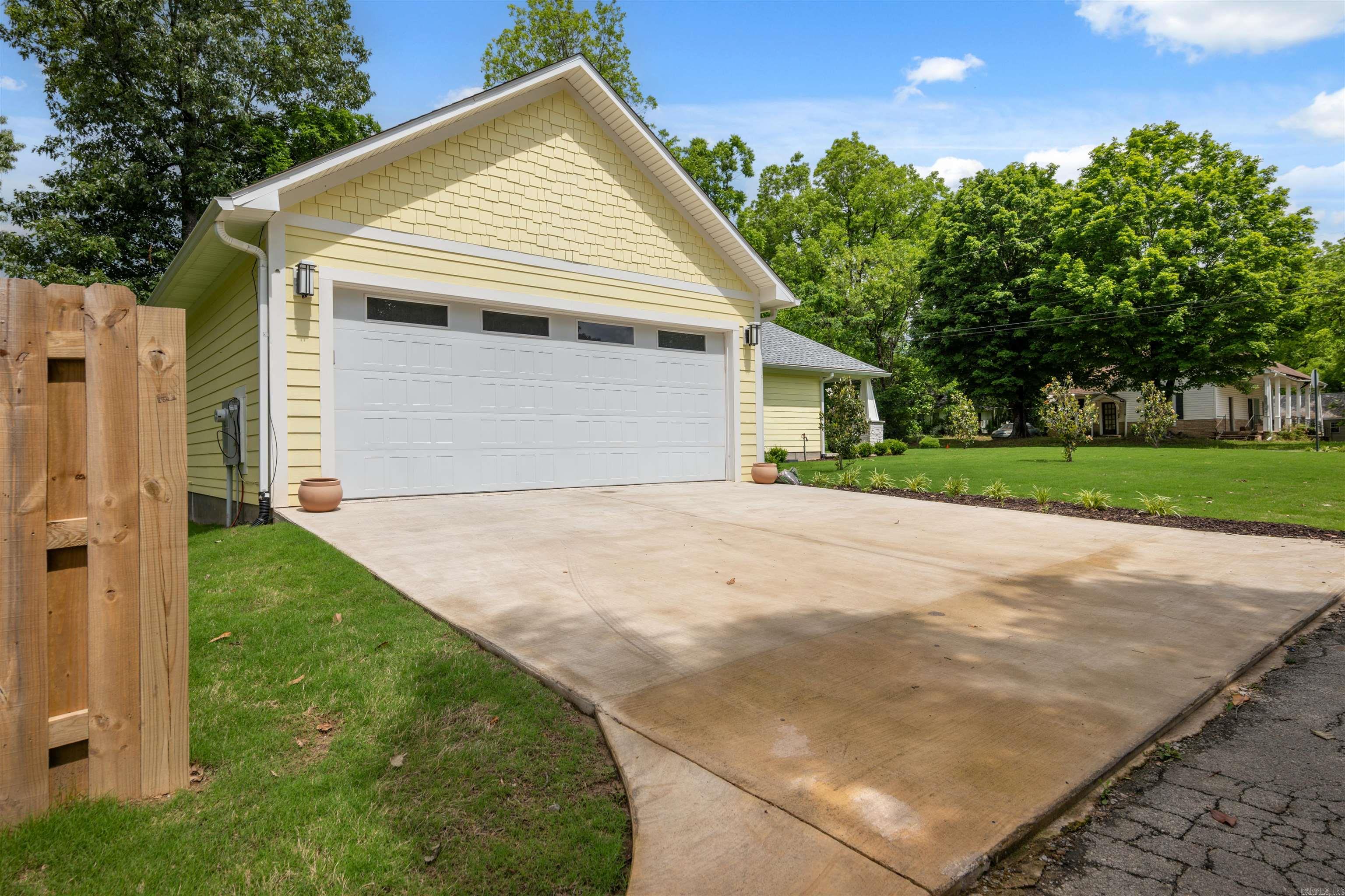 EAST BROADWAY - Residential