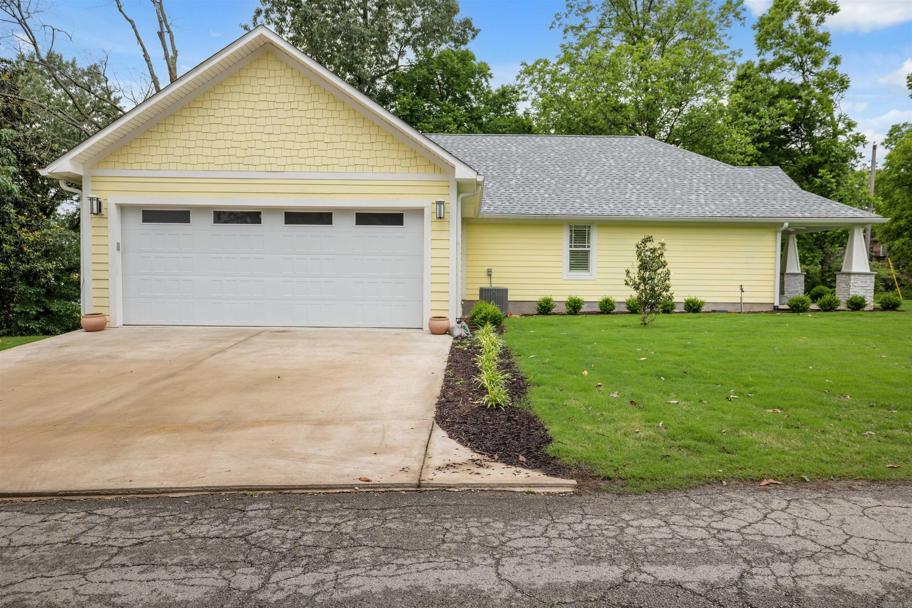 EAST BROADWAY - Residential