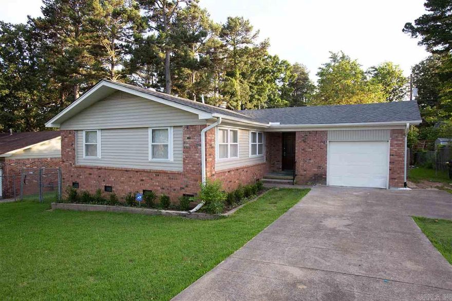 Recently  Renovated 3bd/1.5 ba Home in Little Rock ! Great Location close to shopping and dining ! new kitchen appliances , new flooring ,ceiling fans ! Great yard space with a back deck .   Come check it out !!