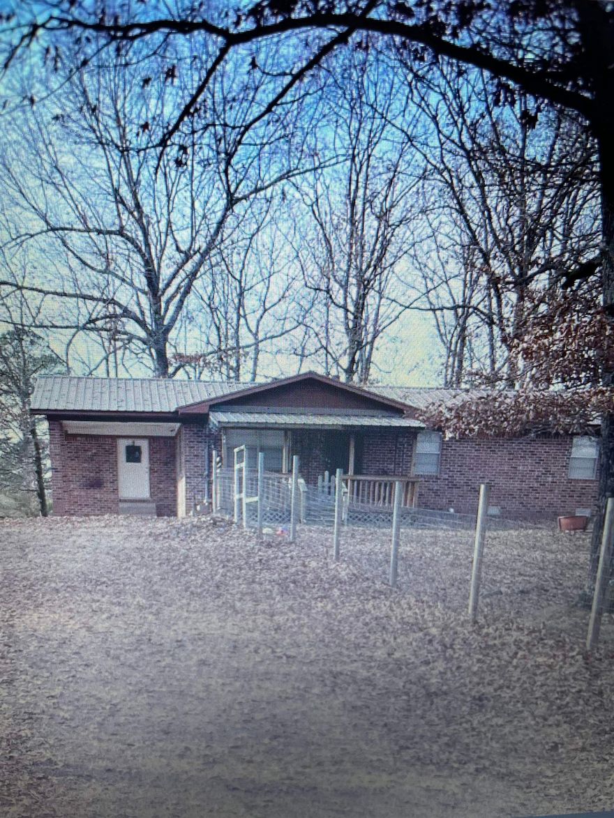 Country 3 bedroom, 1 bath home in Pleasant Plains, Arkansas. Entering for CARMLS.