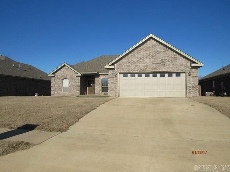 Jacksonville - SOLD AS-IS. This 3 bedroom, 2 bath home shows like new. Spacious Greatroom with fireplace. Kitchen - Dining room combo has lots of cabinets. Separate dining room, split floor plan, nice breakfast bar, trey ceilings, His & Hers closets, double sinks in Master Bath, Jetted tub, ceiling fans fully fenced with a 2 car garage. This house is just minutes from the freeway, Air Base and Little Rock. This house will make a good first time buyer home.https://agent.res.net/Offers.aspx?-1292851