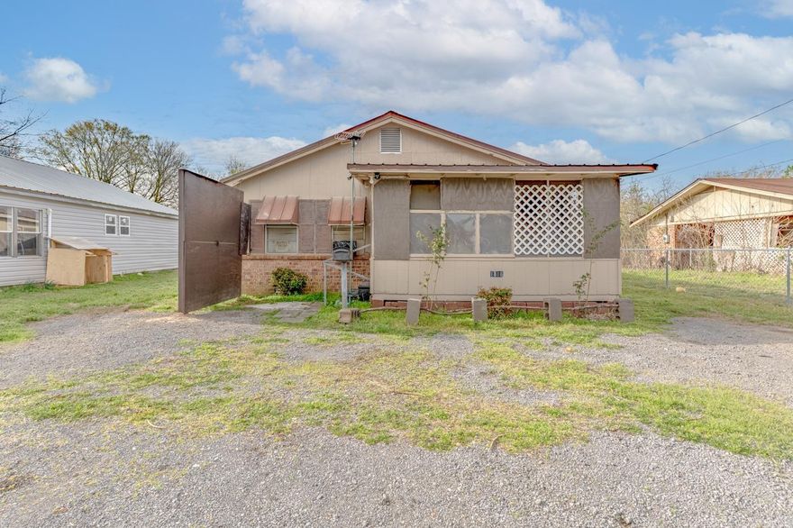 This cozy property offers the perfect blend of comfort and functionality, conveniently located to schools and shopping in the heart of Newport. Whether you're a first-time homebuyer, looking to downsize, or searching for a great investment opportunity, this home checks all the boxes. The manageable size makes for easy maintenance while still providing everything you need. This Newport gem offers small-town charm with everyday convenience. Don't miss your chance to own an affordable and inviting home.