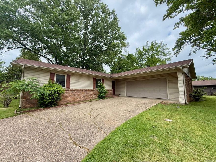 Cute 3 bedroom, 2 bathroom home that sits on a large level lot with a outdoor area for entertaining, mature trees, and a two car garage in Lakeside School District. Conveniently located close to the Hot Springs County Club, National Park Medical Center and historic downtown Hot Springs. You don't want to miss this!