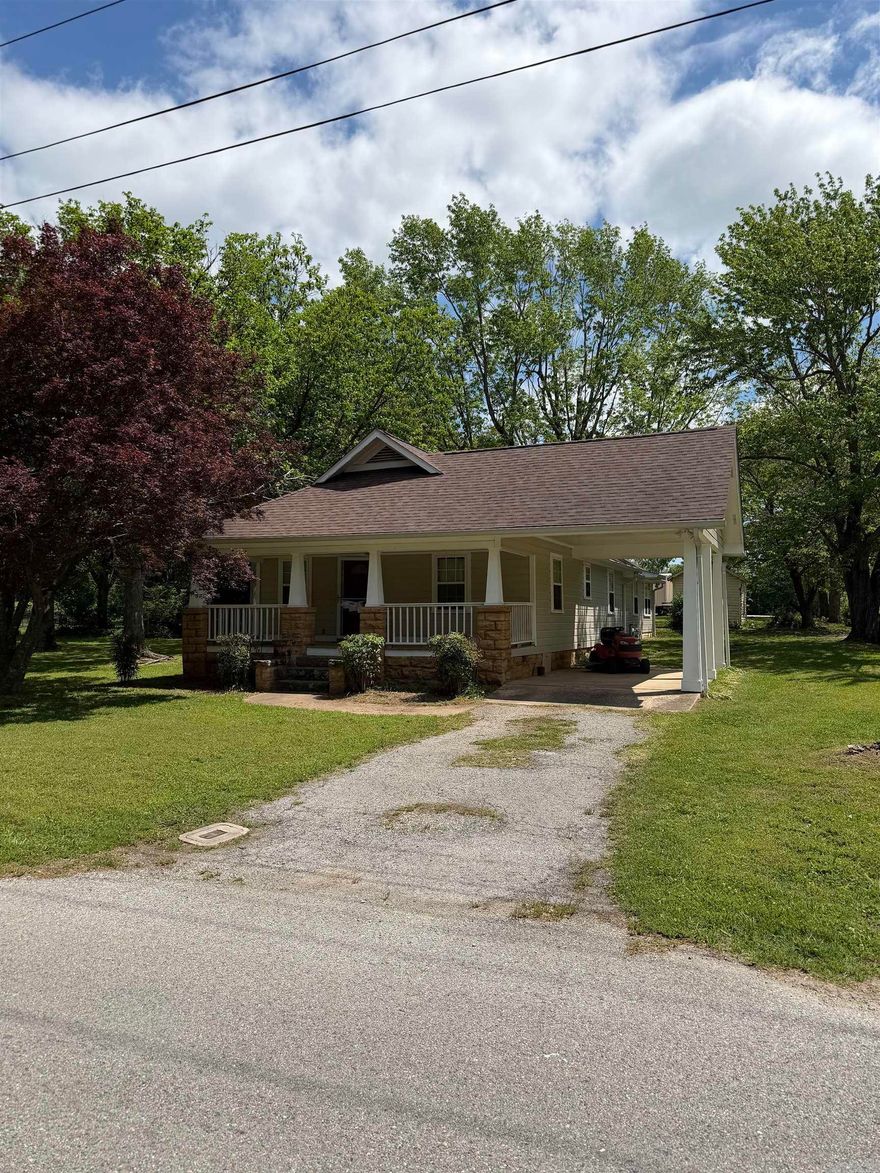 For Sale !! Older Remodeled Home, In walking distance of the court square in beautiful Mountain View AR, This 1450 square feet 3bd 2ba home that sits on a 0.50 acre corner lot with several nice shade trees in town. If you want to be close to the picking park, shopping on the square, Blanchard Springs Caverns, The Ozark Folk Center, or like fishing the White River. This is the place you been looking for. The big beautiful kitchen offers granet countertops, stainless appliances, a very nice covered front porch to sit under in the afternoon and relax. a carport for your car or boat,an older storm shelter and a storage building