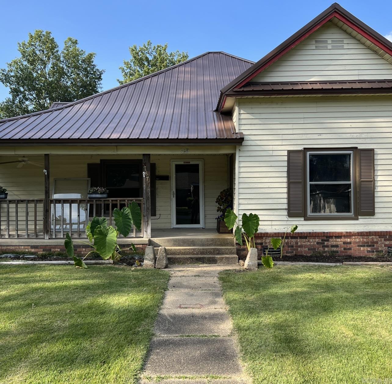 Back on the Market no fault to seller! Out of state buyer decided not to move! Seller completed repair list! This home has been remodeled home and is located close to historic town square, shopping, restaurants, community hospital, and Hemingway-Pfeiffwe Museum. This home has 1236 sq ft, 2 bedrooms, and 2 bathrooms. One bath was recently added, and a new tub was added to the existing bath. One bedroom has built in shelving and a cool flip wall desk. The kitchen has a new backsplash, sink, countertops, and freshly painted cabinets. The living and dining area are open and separated by beautiful craftsmen molding. There is a beautiful new LVP flooring and lots of big windows allowing lots of natural light. Remodeling included some new plumbing, and some new windows. This home has an amazing front porch perfect for some rest and relaxation. There's also a built in wall planter to grow and display your beautiful plants and flowers. Some larger than life elephant ears enhance the beauty and tranquility of the front porch. If you're looking for a Charming home that's Convenient, Cute, and Cozy THIS IS IT!!!